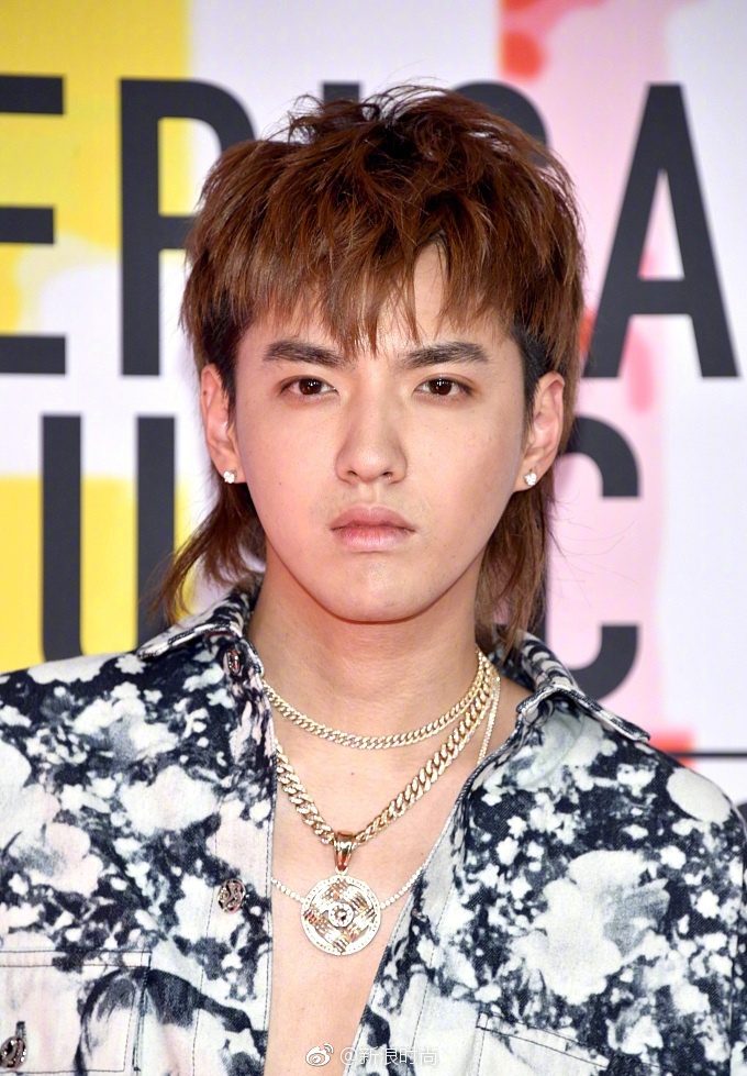 内地男明星吴亦凡鲟鱼头港仔复古风亮相全美音 3