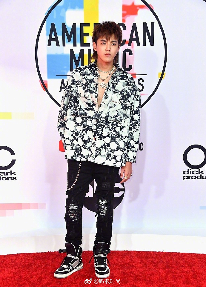 内地男明星吴亦凡鲟鱼头港仔复古风亮相全美音 4