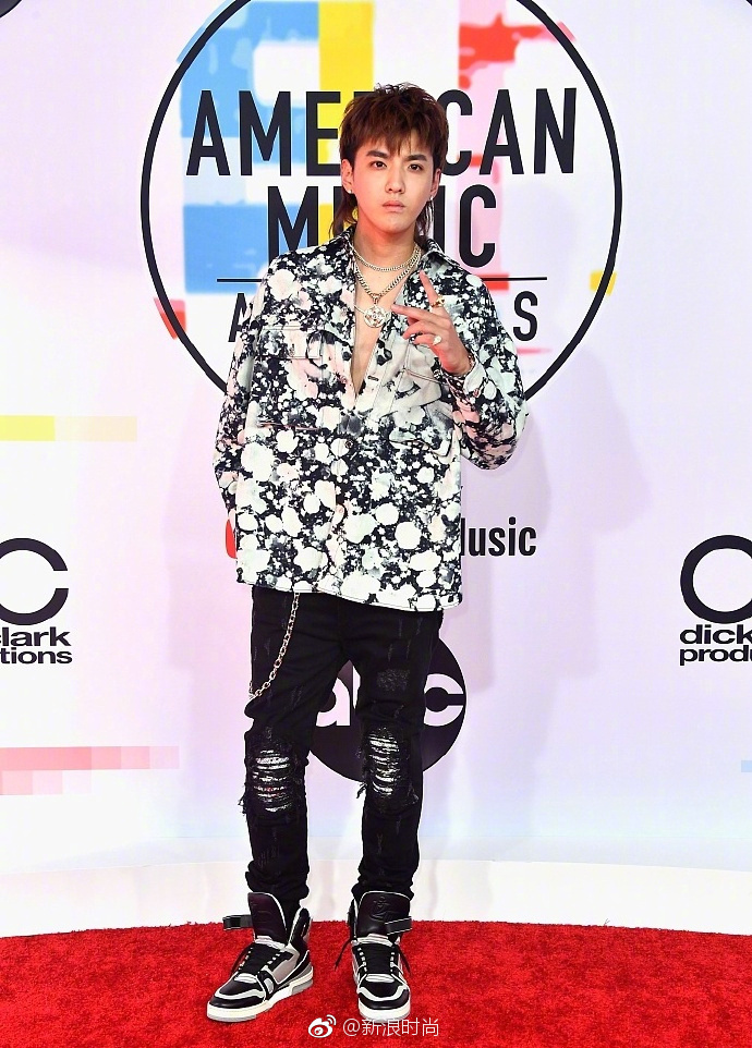 内地男明星吴亦凡鲟鱼头港仔复古风亮相全美音 5