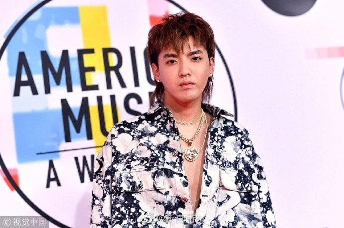 内地男明星吴亦凡鲟鱼头港仔复古风亮相全美音 8