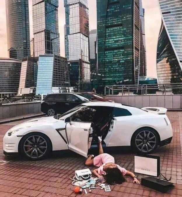 ins网红炫富挑战扑街系列照炫富新姿势了解下 5