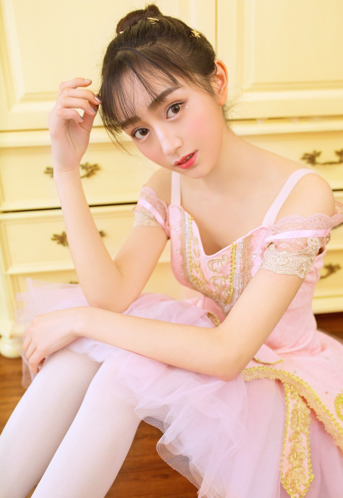 低胸吊带美女白丝美腿性感写真 2