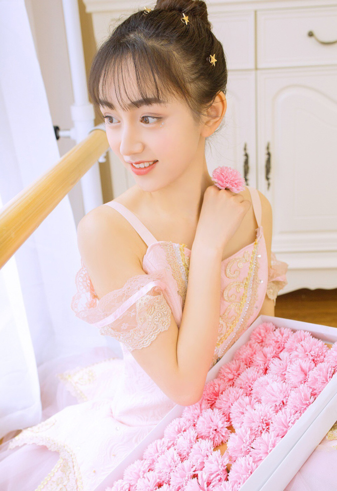 低胸吊带美女白丝美腿性感写真 4