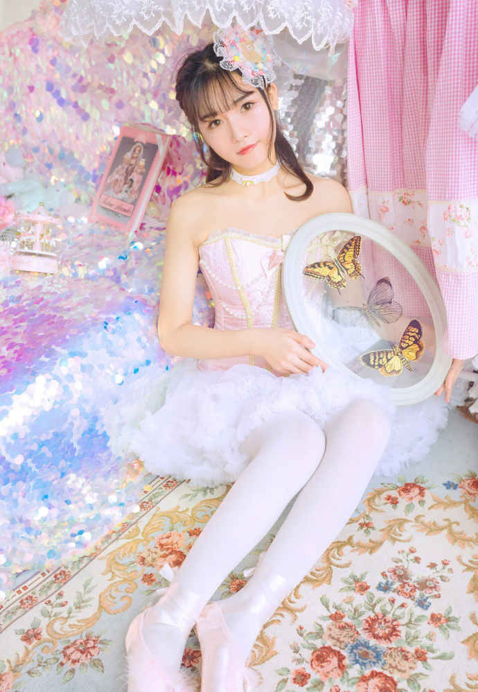 低胸吊带美女白丝美腿性感写真 6