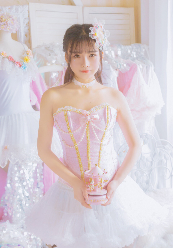低胸吊带美女白丝美腿性感写真 8