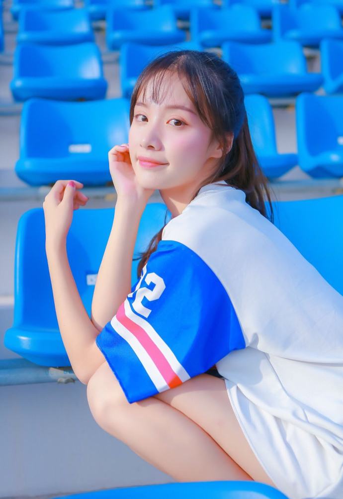 运动服美女户外白嫩美女性感写真 3