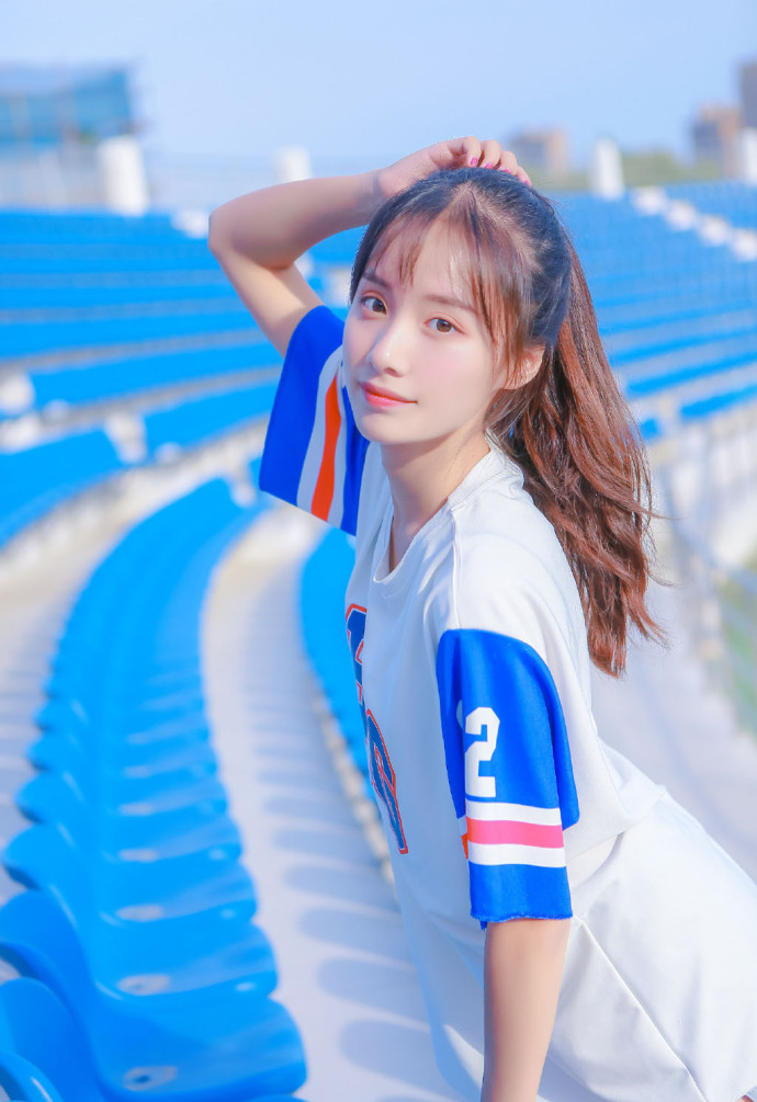 运动服美女户外白嫩美女性感写真 4
