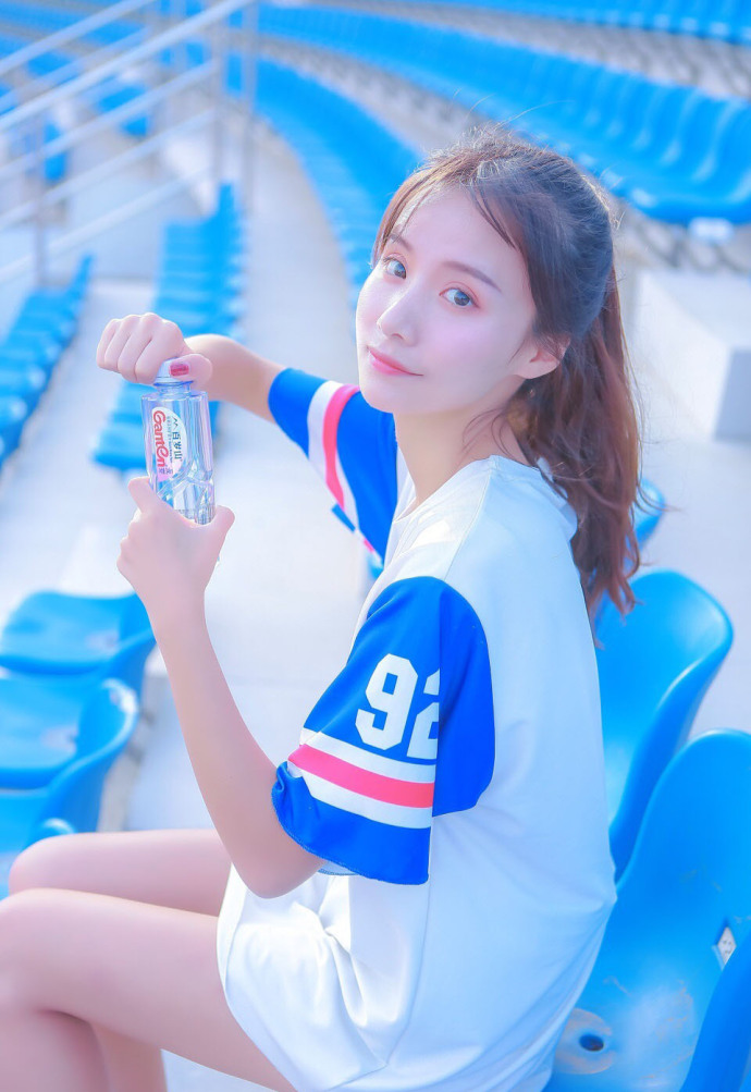 运动服美女户外白嫩美女性感写真 7