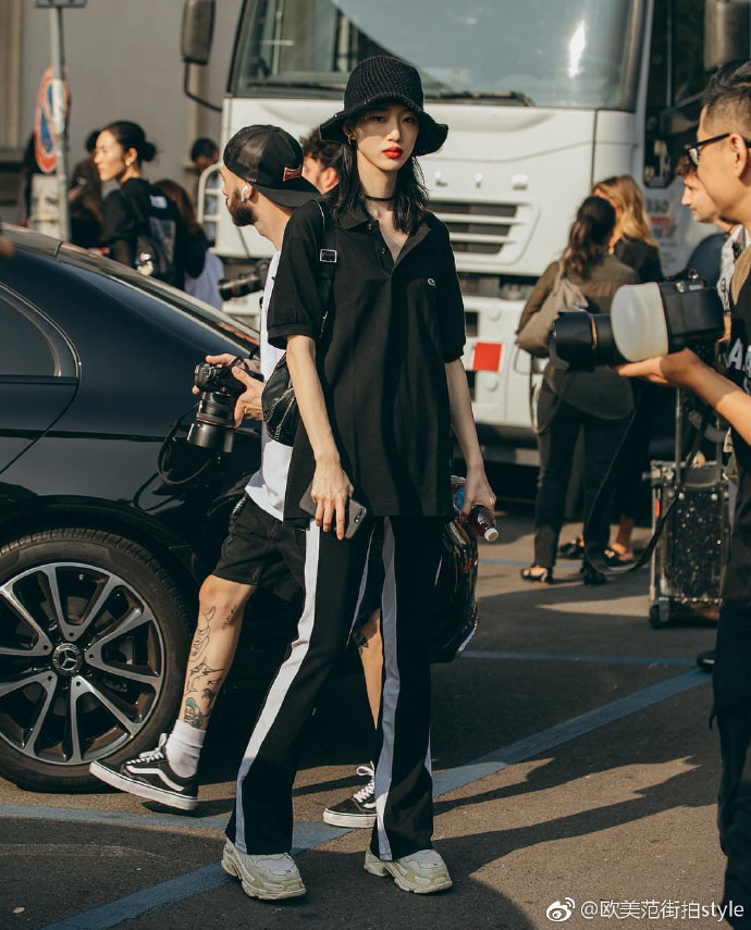 韩国美女图片_韩国麻豆崔素拉暗黑女郎街拍图片 7