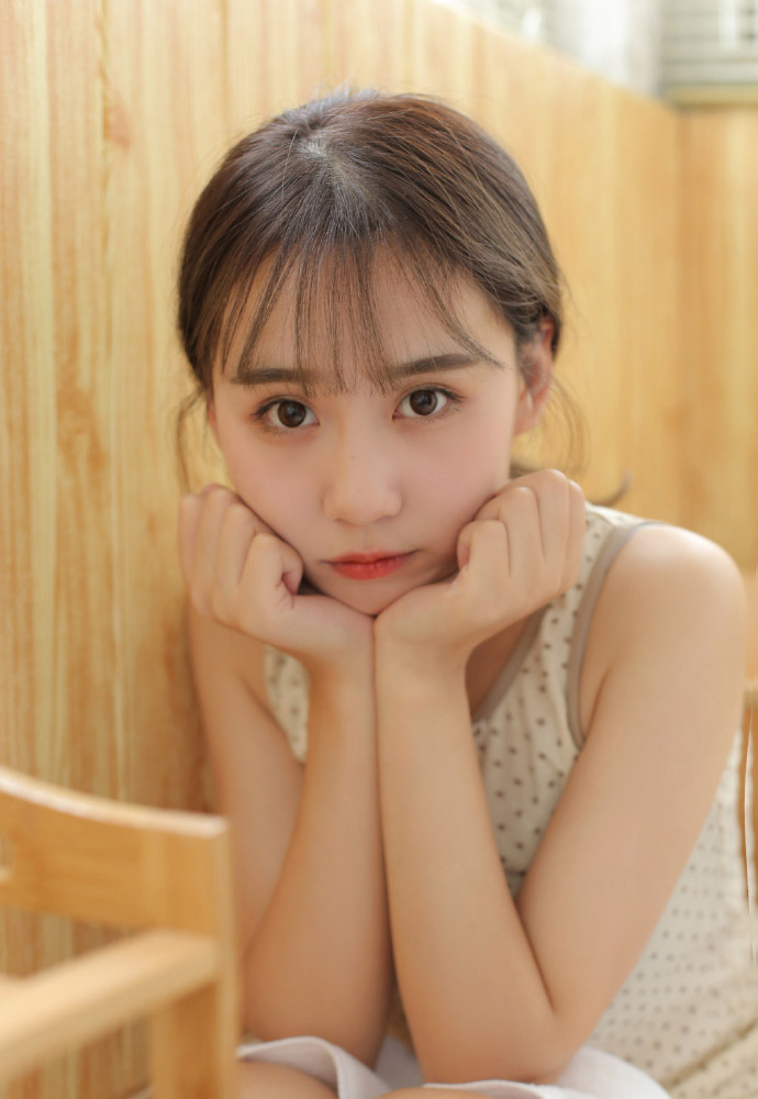 极品美女桑拿房吊带长腿性感写真 3