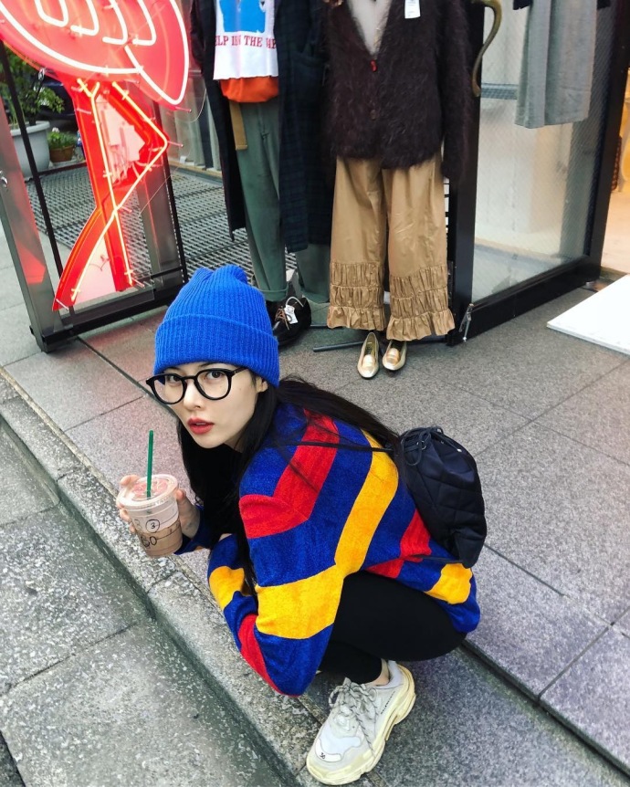 韩国美女图片_韩国女歌手金泫雅旅行街拍图片 3