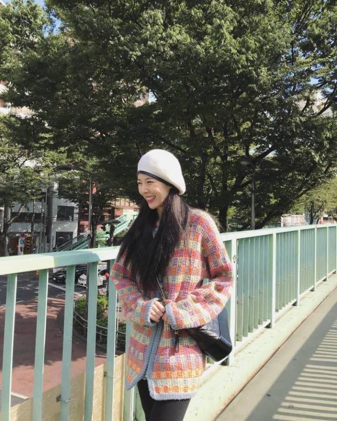 韩国美女图片_韩国女歌手金泫雅旅行街拍图片 7