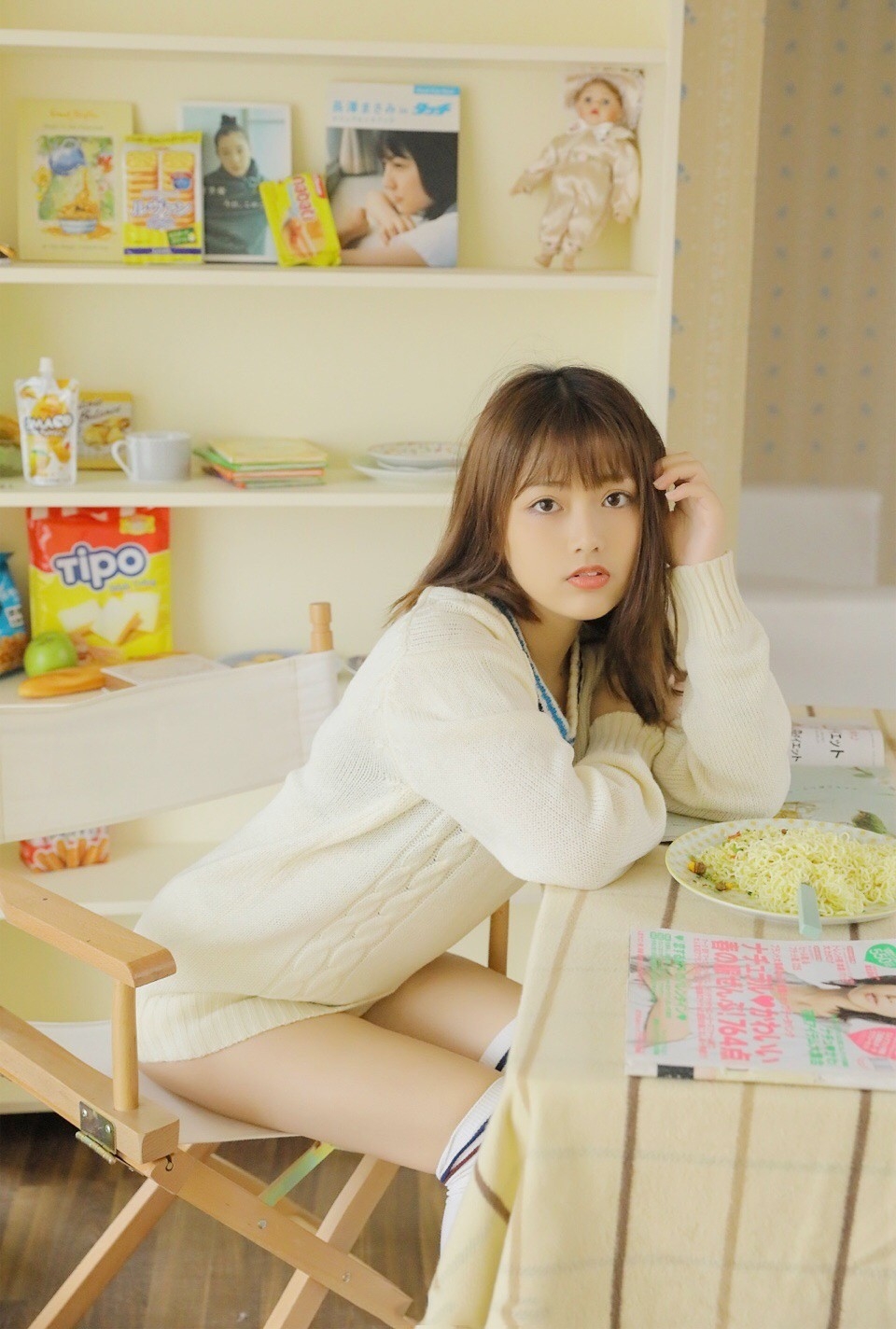 大眼萌妹子图片_清纯美女v领毛衣温暖写真 6