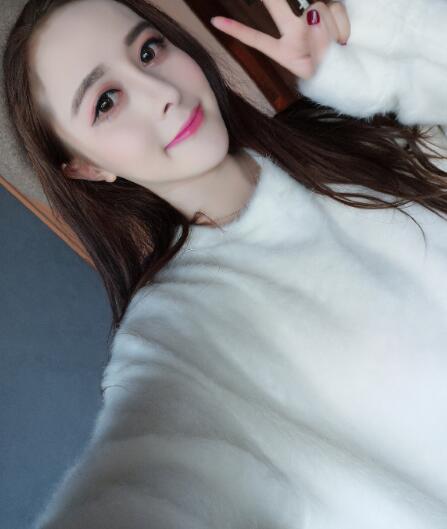 网络美女白色毛衣唯美自拍照