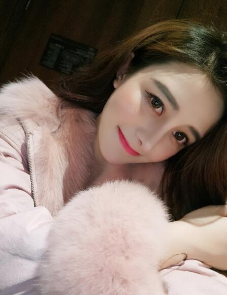 粉色大衣美女大红唇卖萌自拍照 2