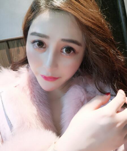 粉色大衣美女大红唇卖萌自拍照 3