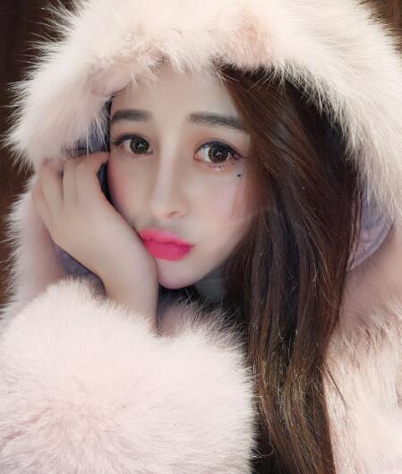 粉色大衣美女大红唇卖萌自拍照 5