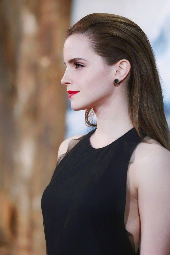 欧美美女明星Emma watson背头大红唇美背图片 3