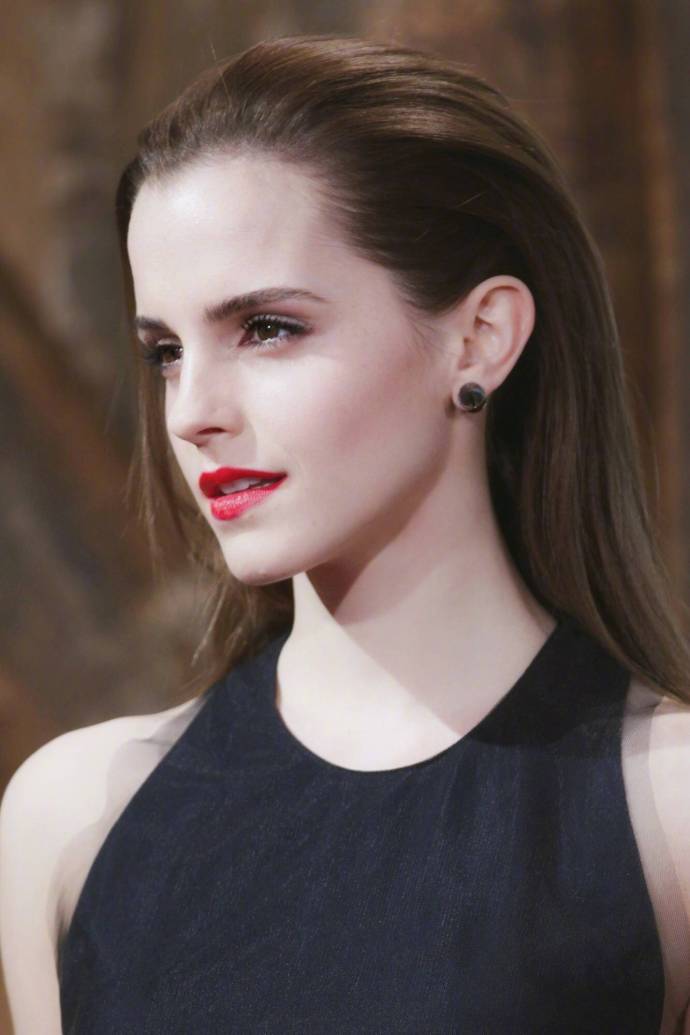 欧美美女明星Emma watson背头大红唇美背图片 7