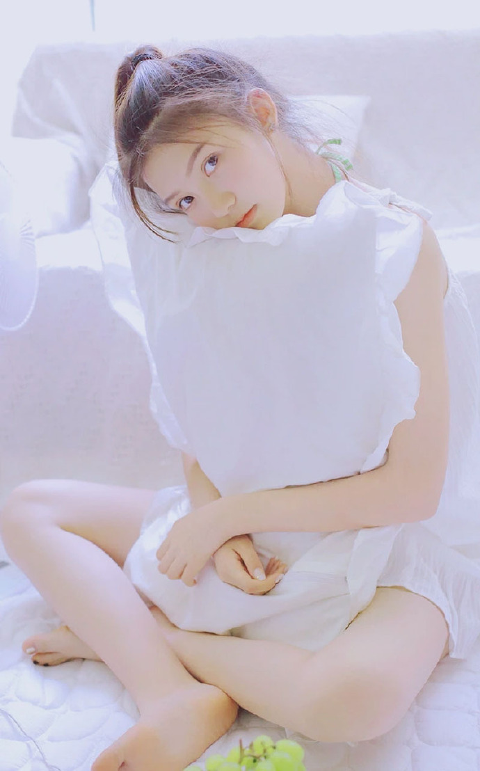 马尾辫美女白皙娇嫩私房写真 2