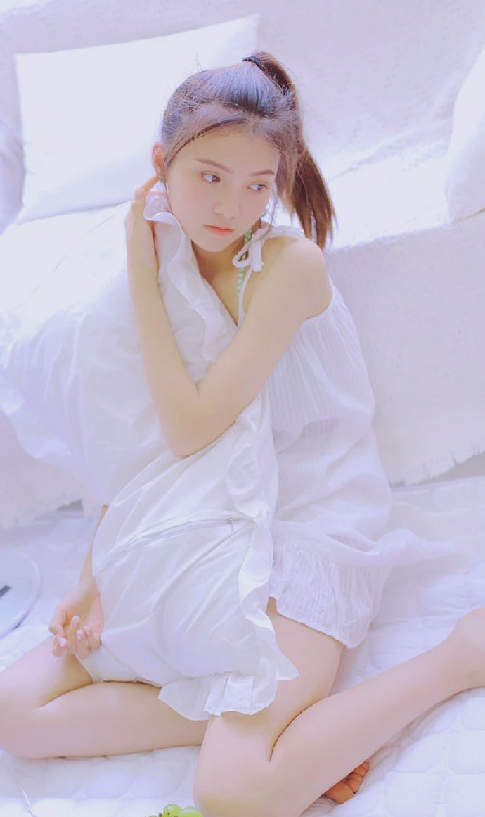 马尾辫美女白皙娇嫩私房写真 3