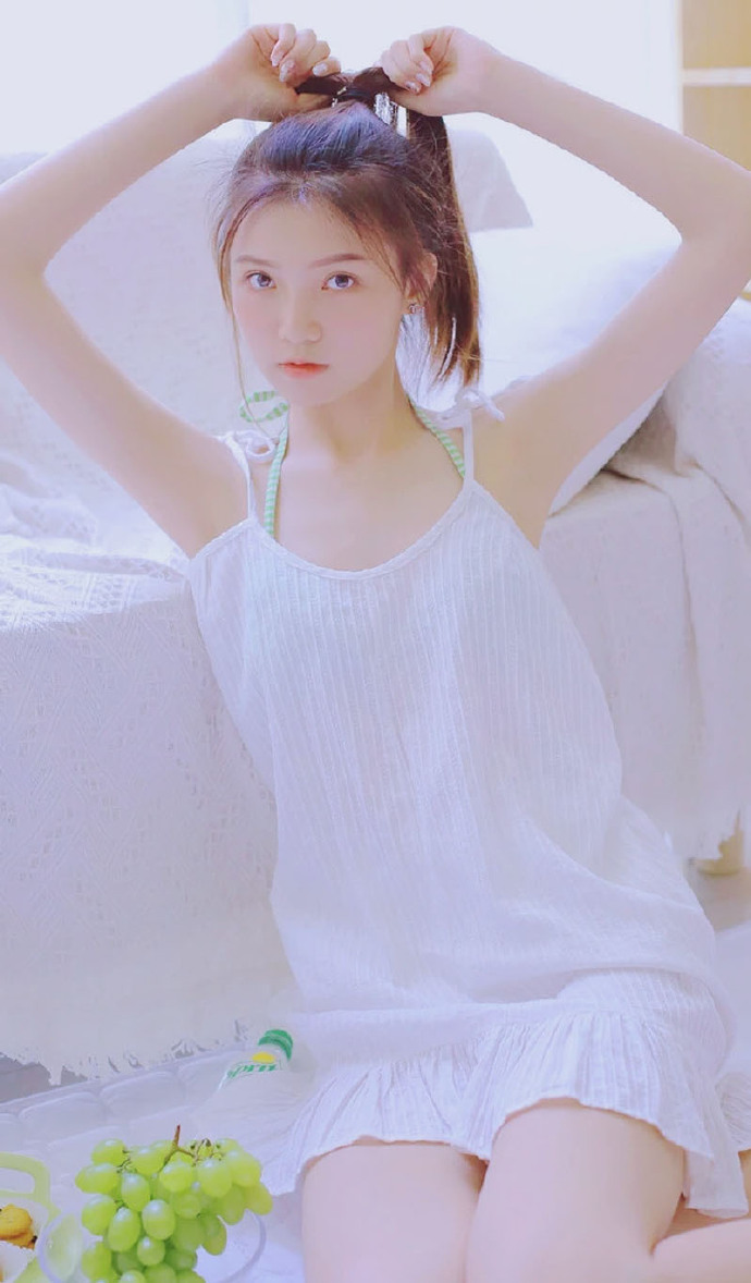 马尾辫美女白皙娇嫩私房写真 5