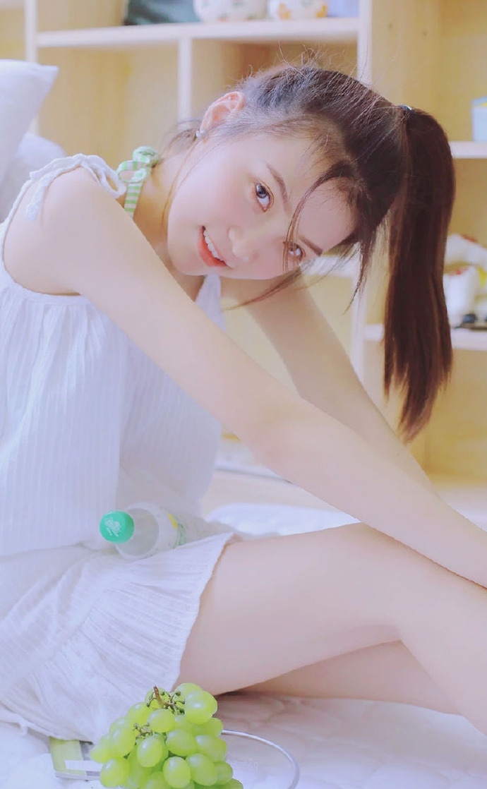 马尾辫美女白皙娇嫩私房写真 8
