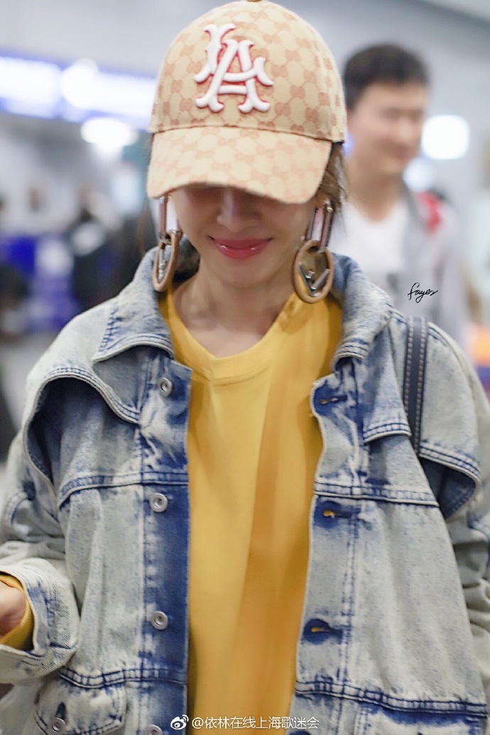 台湾女歌手蔡依林鸭舌帽现身机场图片 2