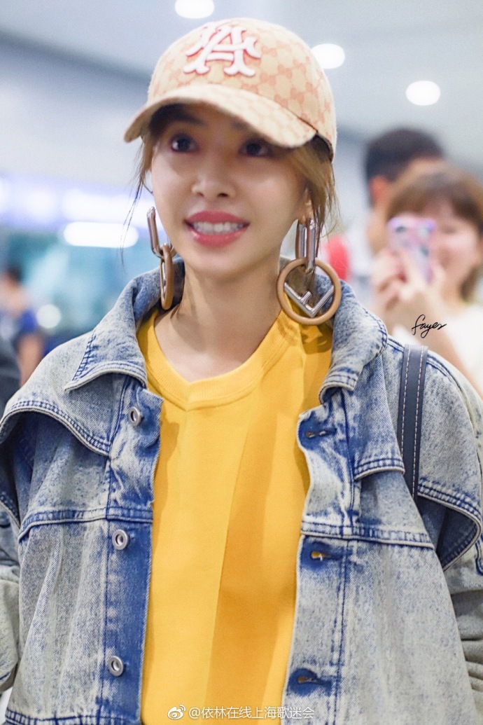 台湾女歌手蔡依林鸭舌帽现身机场图片 3