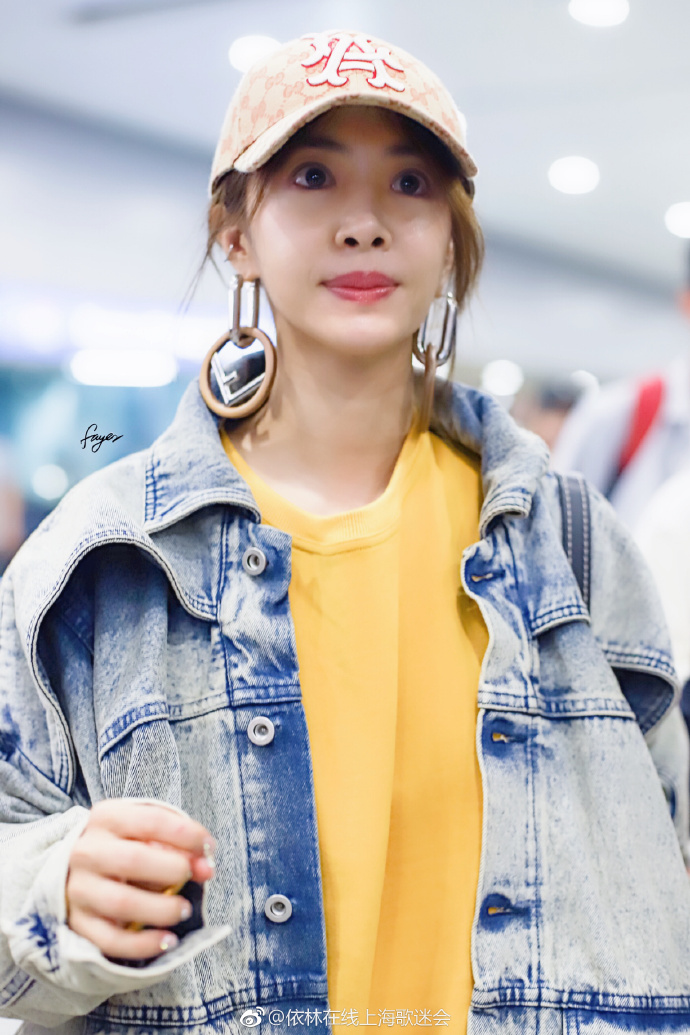 台湾女歌手蔡依林鸭舌帽现身机场图片 5