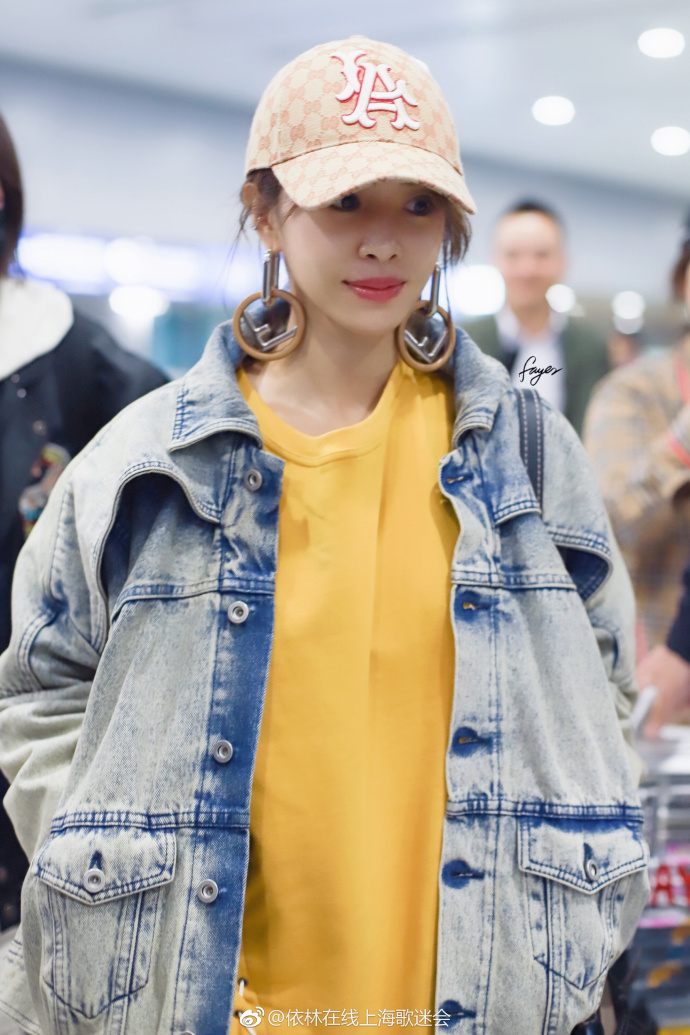 台湾女歌手蔡依林鸭舌帽现身机场图片 6