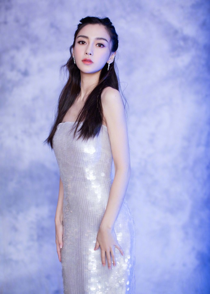 大眼美女angelababy亮片性感抹胸裙出席活动