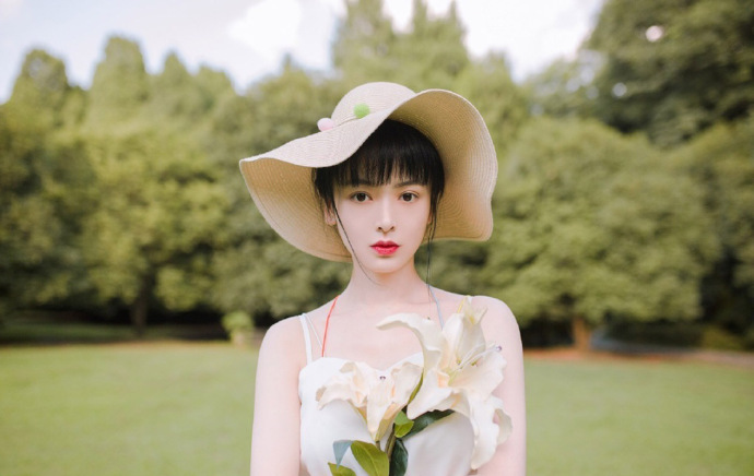 清冷气质美女吊带裙写真图片 3