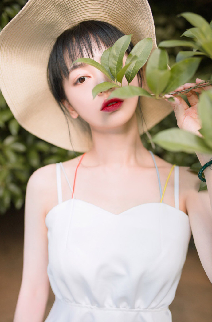 清冷气质美女吊带裙写真图片 5