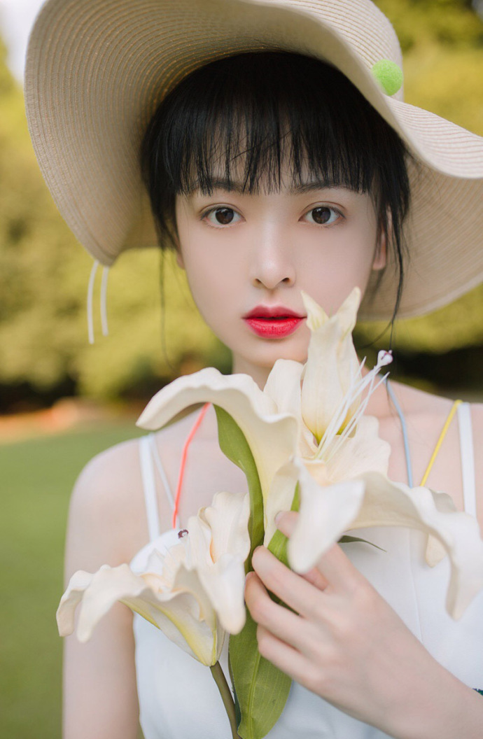 清冷气质美女吊带裙写真图片 7