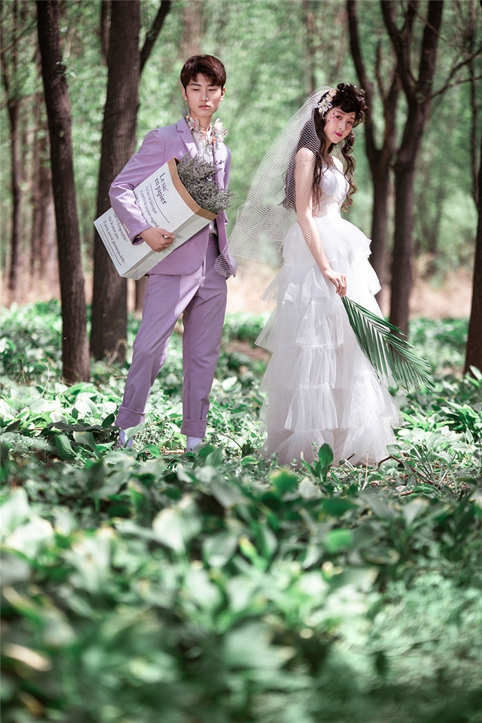 唯美紫色森林系婚纱照图片 3