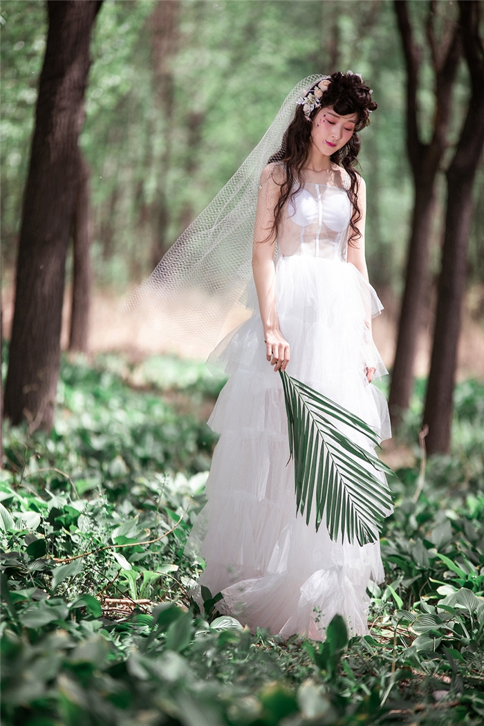 唯美紫色森林系婚纱照图片 4