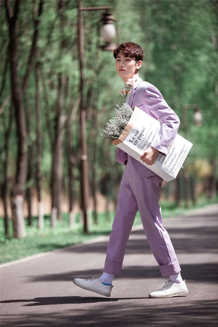 唯美紫色森林系婚纱照图片 5