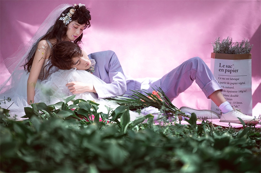 唯美紫色森林系婚纱照图片 7