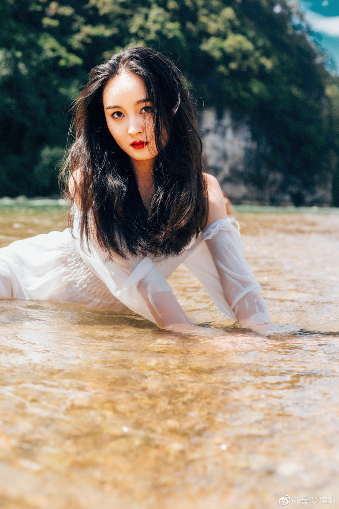 清纯美女复古大红唇复古写真 4