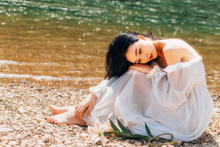 清纯美女复古大红唇复古写真 8