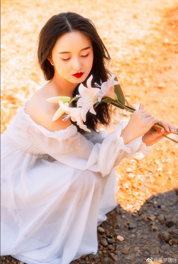 清纯美女复古大红唇复古写真 11