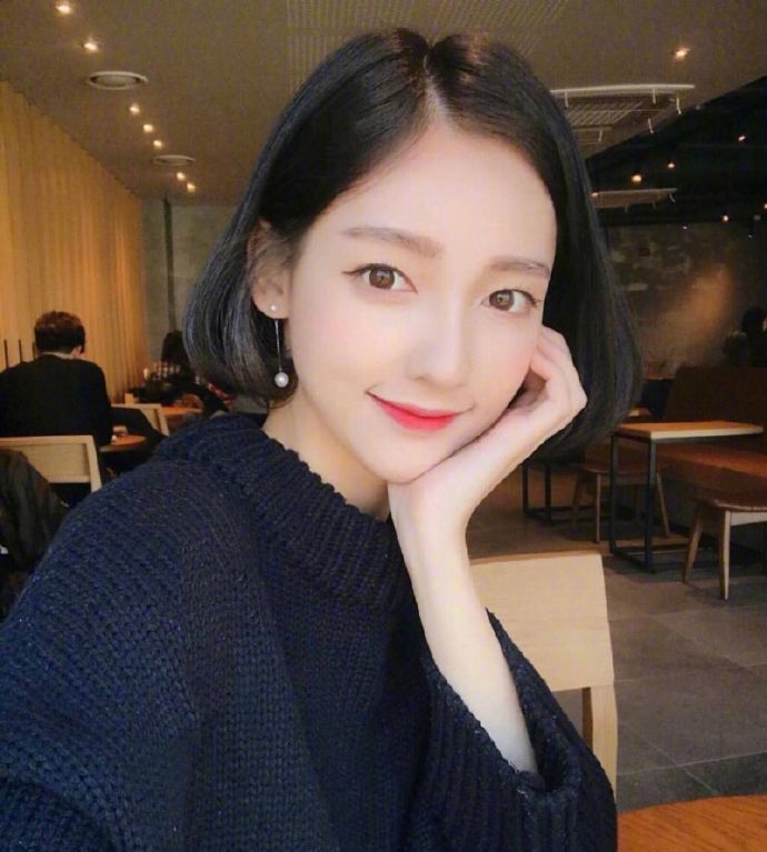 内扣梨花头短发发型美女自拍照