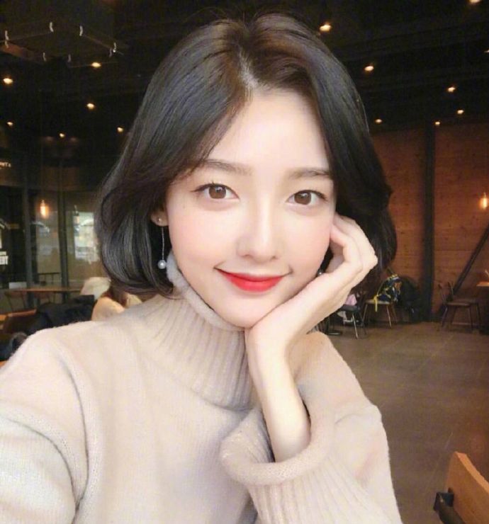内扣梨花头短发发型美女自拍照 2