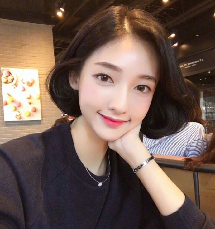 内扣梨花头短发发型美女自拍照 3