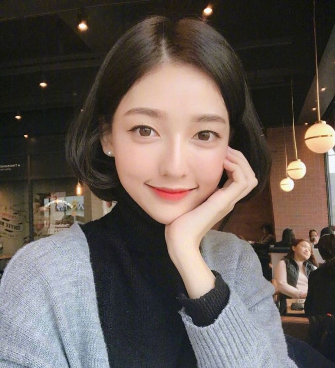 内扣梨花头短发发型美女自拍照 4