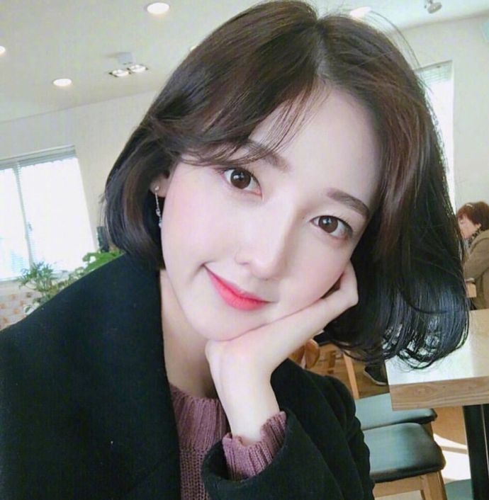 内扣梨花头短发发型美女自拍照 5