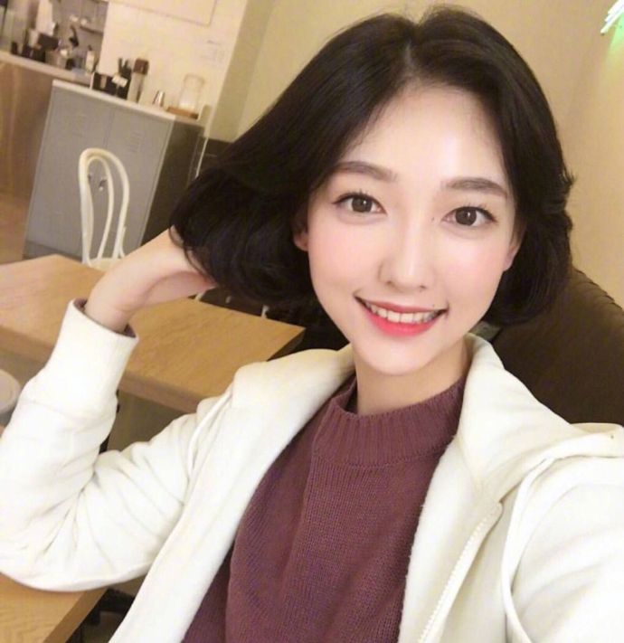 内扣梨花头短发发型美女自拍照 7