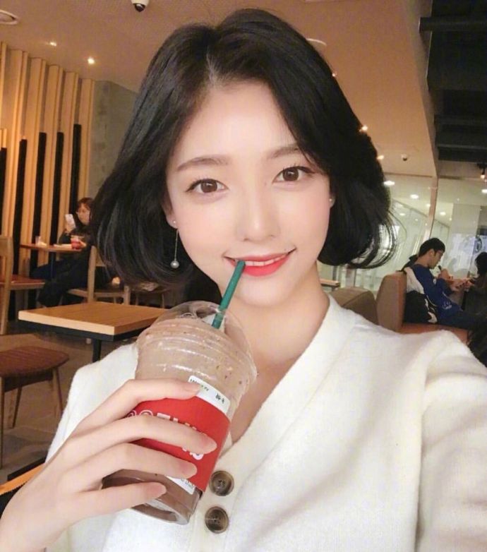 内扣梨花头短发发型美女自拍照 8