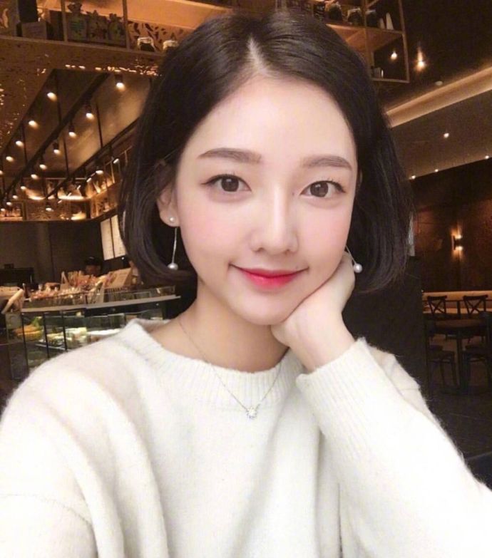 内扣梨花头短发发型美女自拍照 9